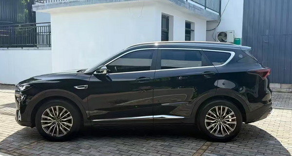 Used Chery JETOUR X70 has black exterior red interior.Produced in 2022 and is originally from China. It has traveled 20,000 kilometers.